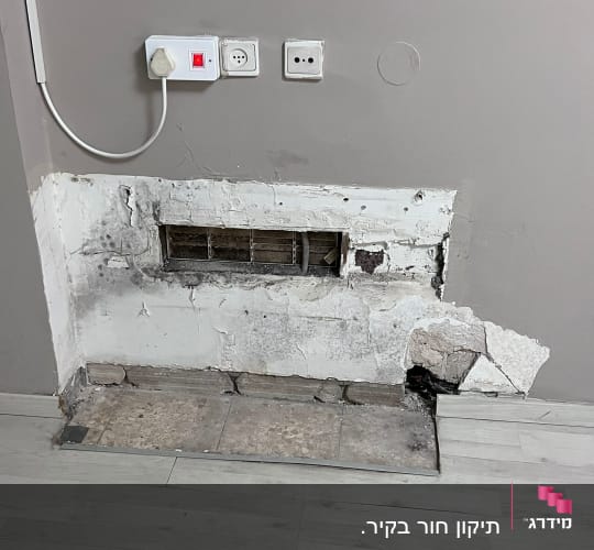 קיר עם שקעי חשמל ותיקון טיח חשוף